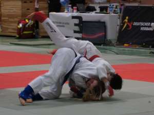 Tanika Rundel (in blau) bringt ihre Gegnerin mit einem Schulterwurf zu Boden.