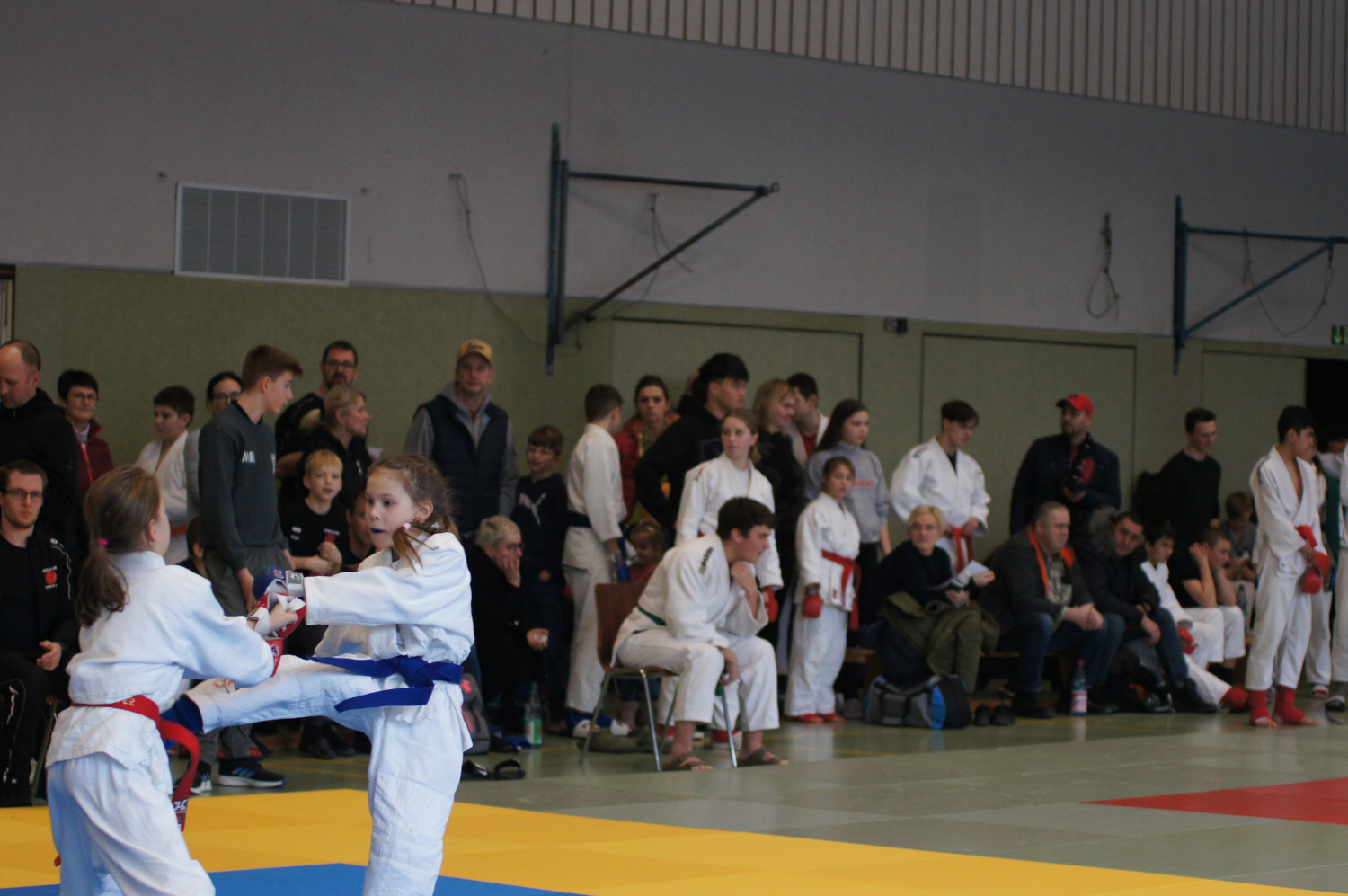 Anna Erbach (blau) stoppt ihre Gegnerin mit einem Fußstoß vorwärts