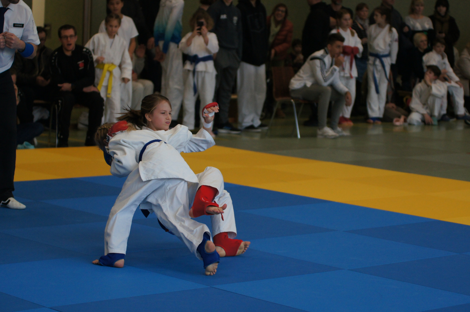 Lucy Mück (blau) wirft ihre Gegnerin mit einem Beinstellen